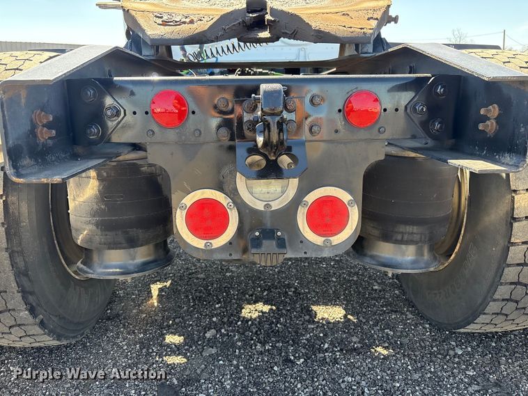 image for item EG8864 2016 Freightliner Cascadia semi truck