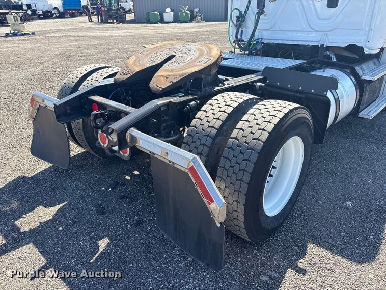 image for item EG8864 2016 Freightliner Cascadia semi truck