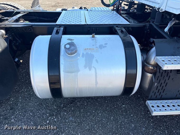 image for item EG8864 2016 Freightliner Cascadia semi truck