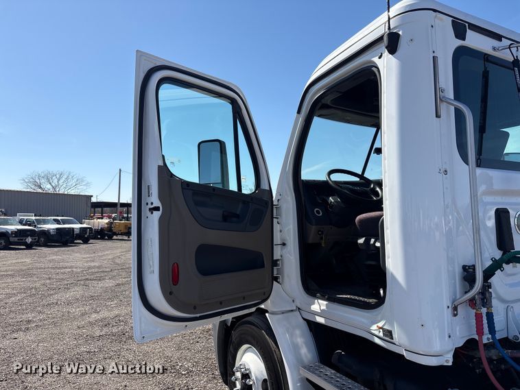 image for item EG8864 2016 Freightliner Cascadia semi truck