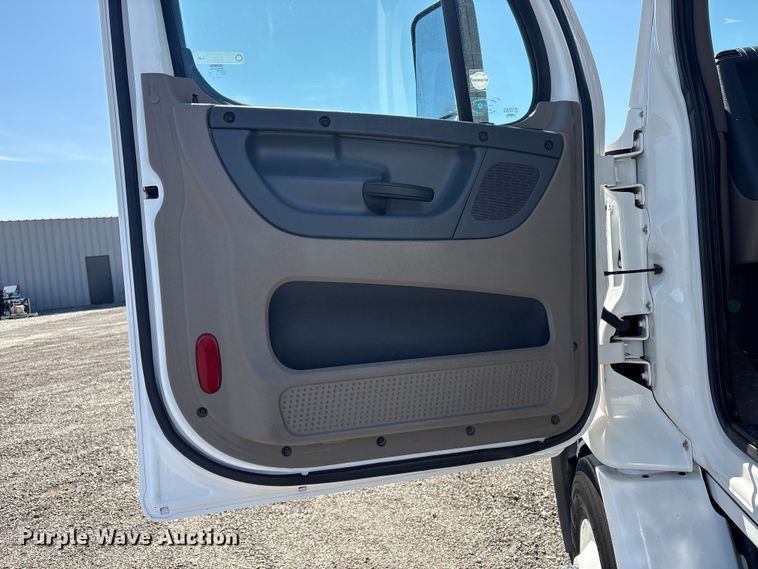 image for item EG8864 2016 Freightliner Cascadia semi truck