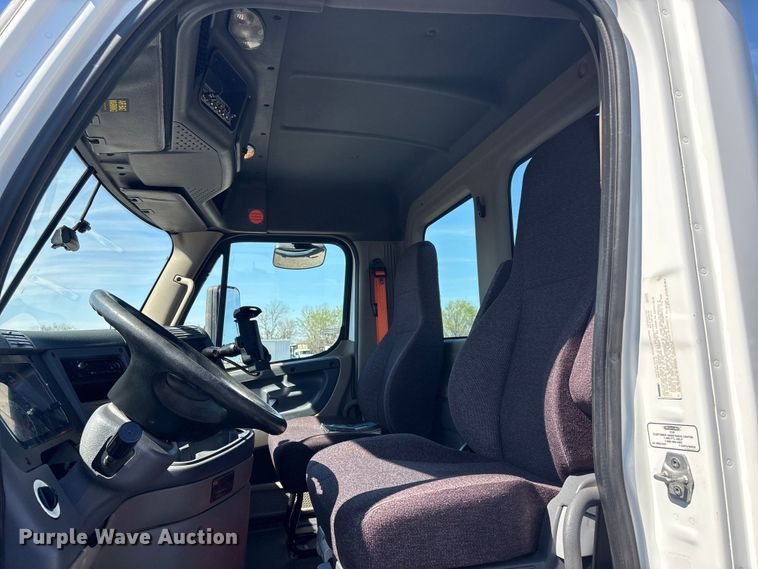 image for item EG8864 2016 Freightliner Cascadia semi truck