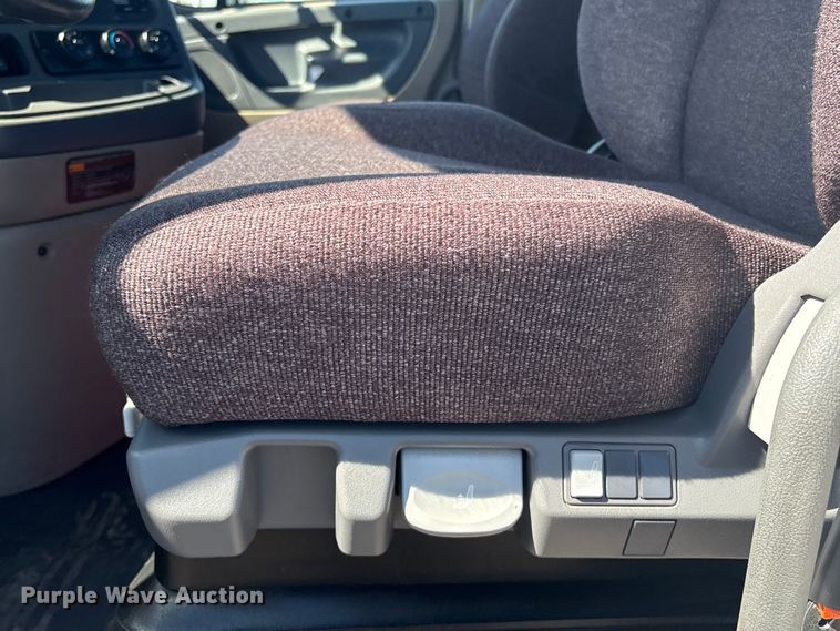 image for item EG8864 2016 Freightliner Cascadia semi truck