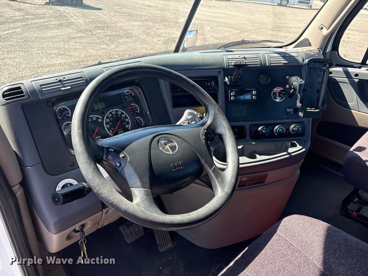 image for item EG8864 2016 Freightliner Cascadia semi truck