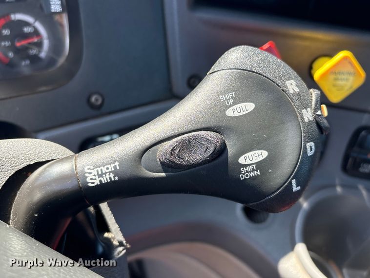 image for item EG8864 2016 Freightliner Cascadia semi truck