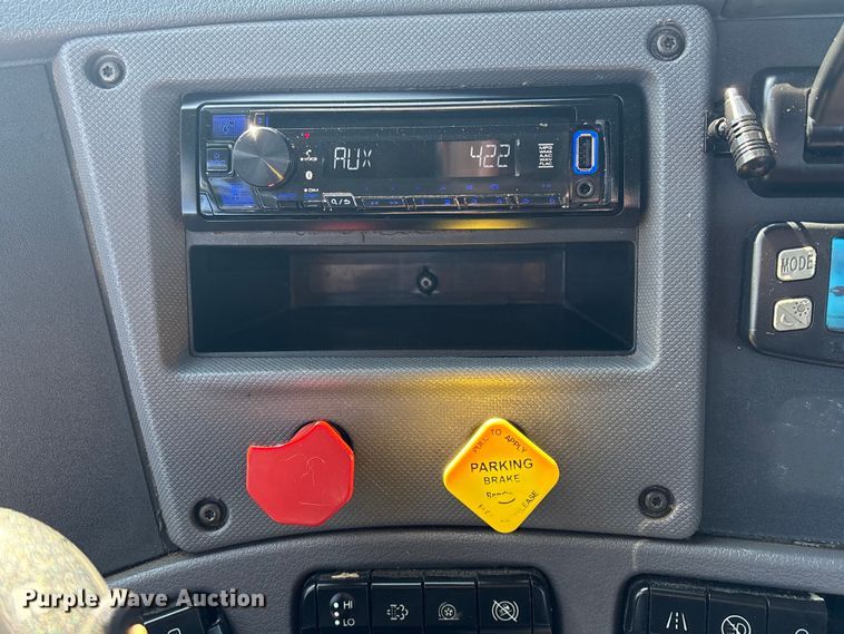 image for item EG8864 2016 Freightliner Cascadia semi truck