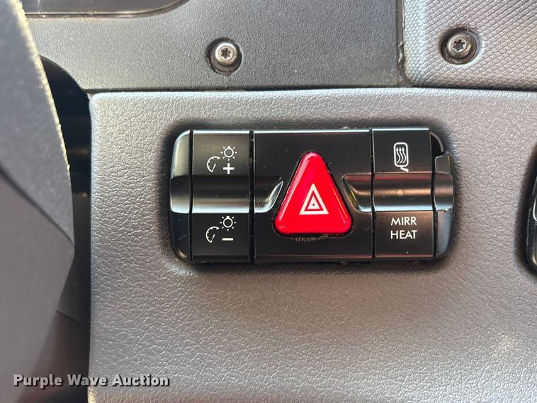 image for item EG8864 2016 Freightliner Cascadia semi truck