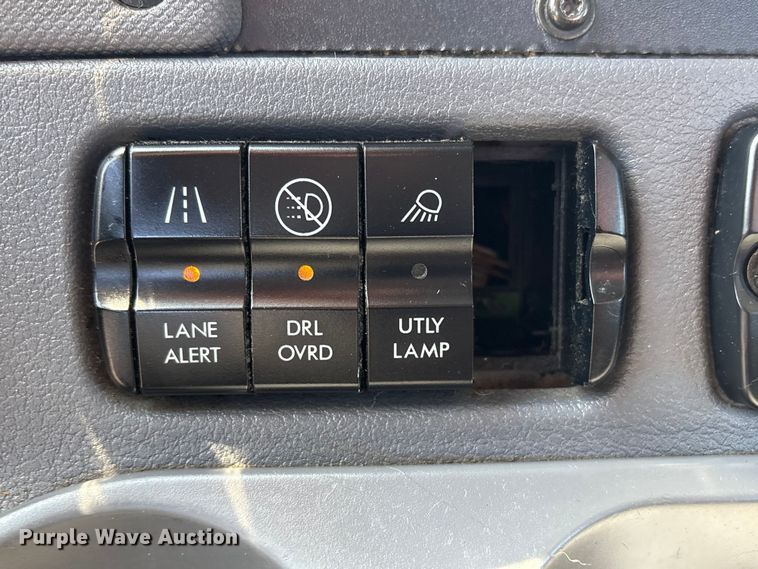 image for item EG8864 2016 Freightliner Cascadia semi truck