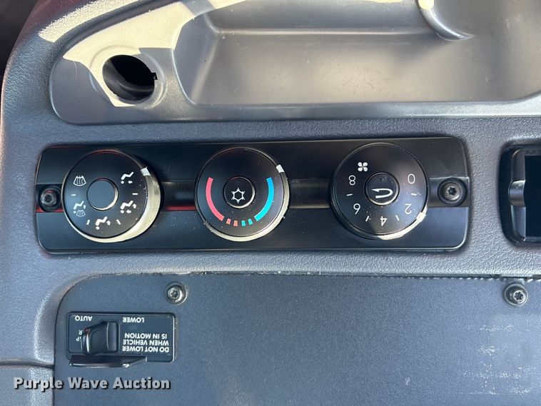 image for item EG8864 2016 Freightliner Cascadia semi truck