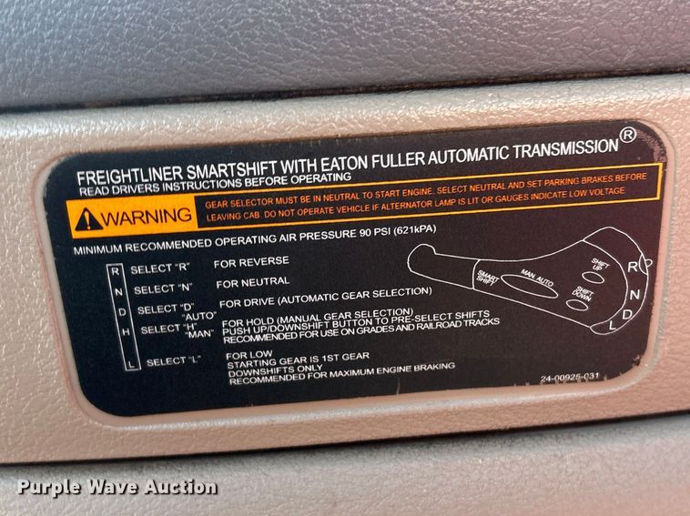 image for item EG8864 2016 Freightliner Cascadia semi truck