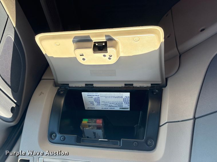 image for item EG8864 2016 Freightliner Cascadia semi truck