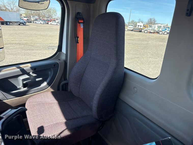 image for item EG8864 2016 Freightliner Cascadia semi truck