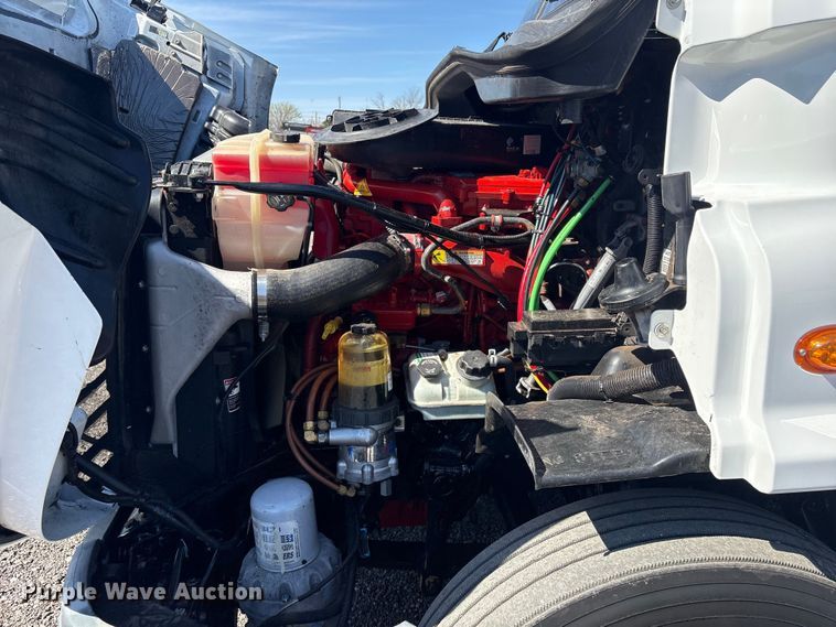 image for item EG8864 2016 Freightliner Cascadia semi truck