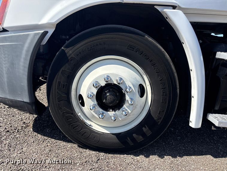 image for item EG8864 2016 Freightliner Cascadia semi truck