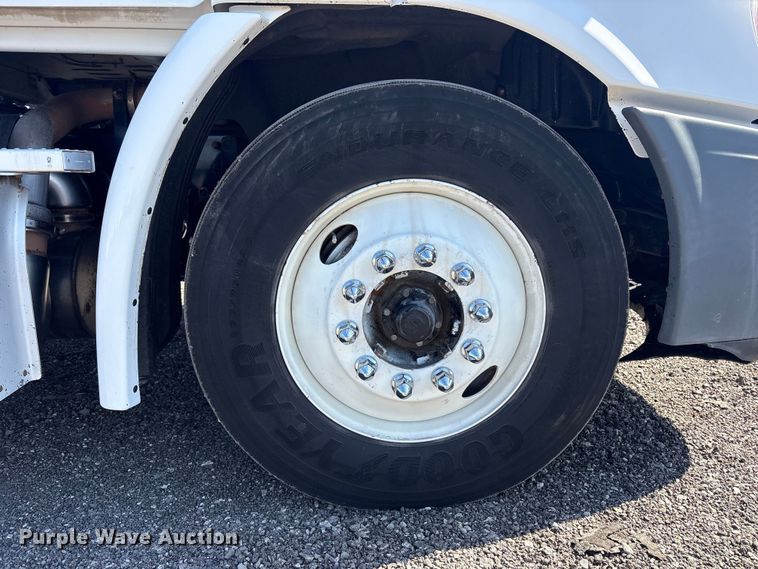 image for item EG8864 2016 Freightliner Cascadia semi truck