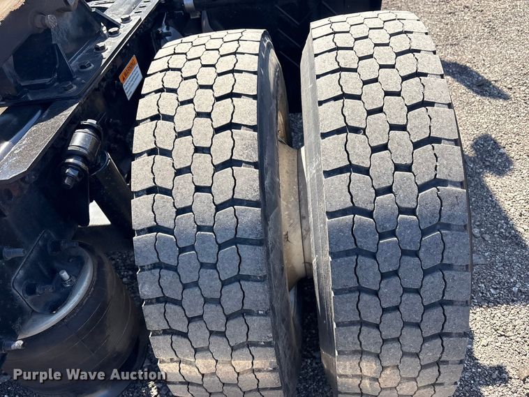 image for item EG8864 2016 Freightliner Cascadia semi truck