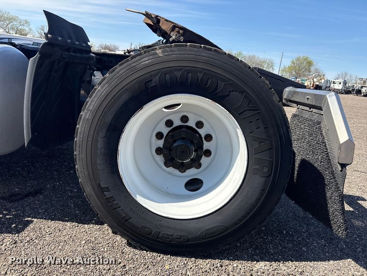 image for item EG8864 2016 Freightliner Cascadia semi truck