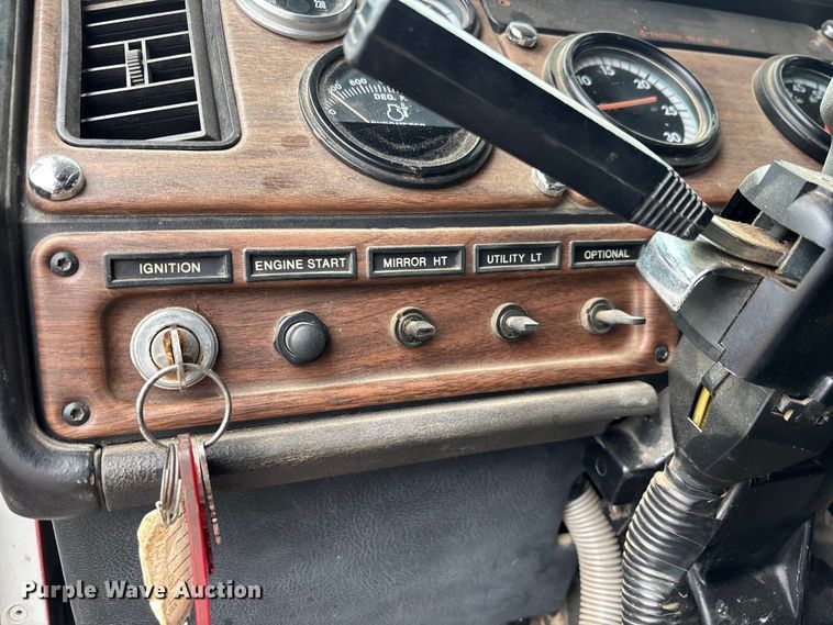 image for item EM5034 1994 Freightliner FLD semi truck