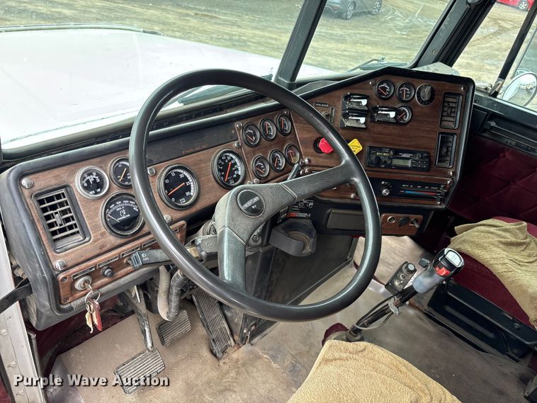 image for item EM5034 1994 Freightliner FLD semi truck