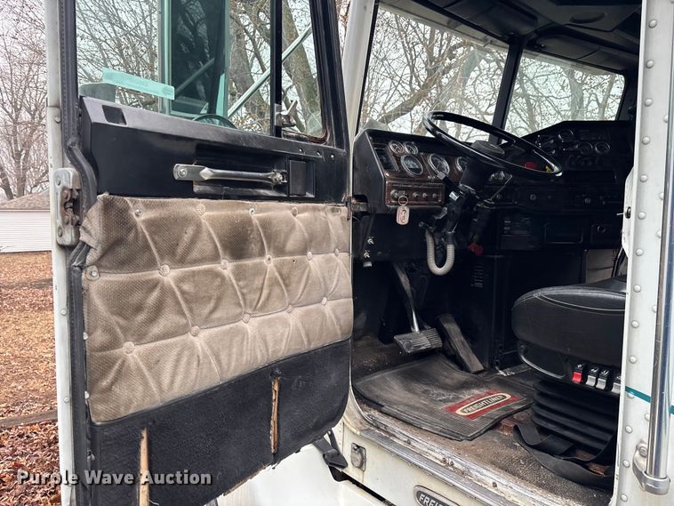 image for item EM5045 1997 Freightliner FLD semi truck