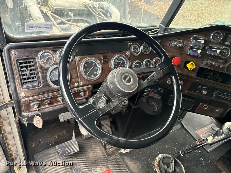 image for item EM5045 1997 Freightliner FLD semi truck