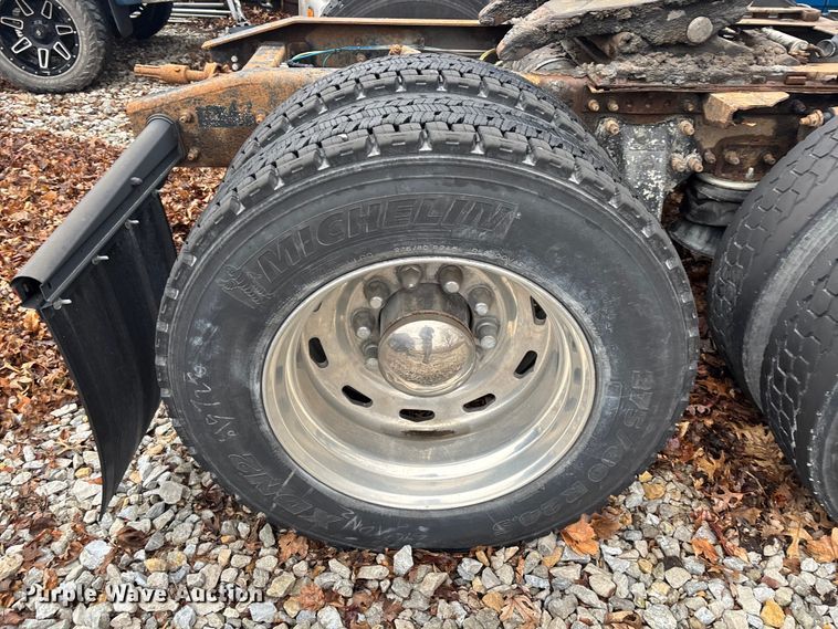 image for item EM5045 1997 Freightliner FLD semi truck