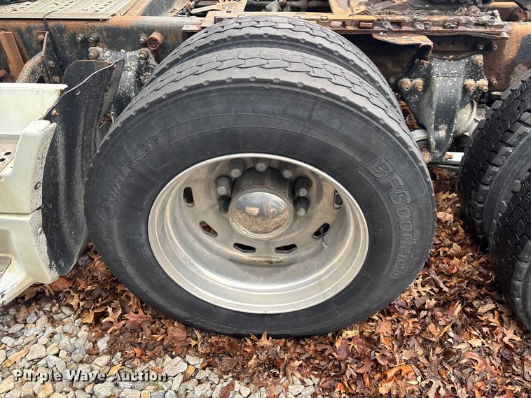 image for item EM5045 1997 Freightliner FLD semi truck