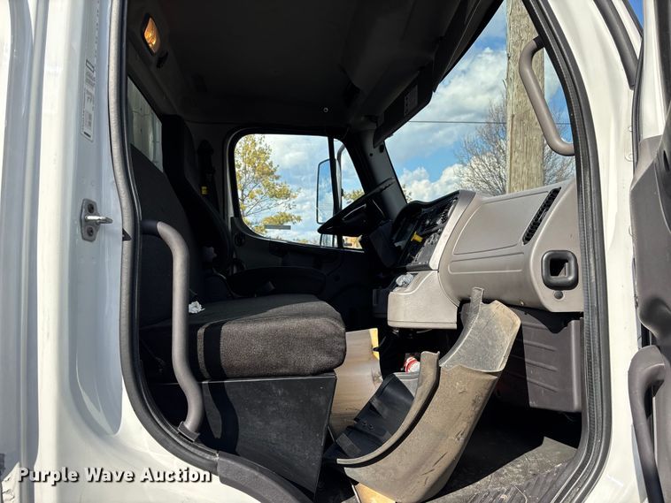 image for item EM5051 2016 Freightliner Business Class M2 refrigerated truck