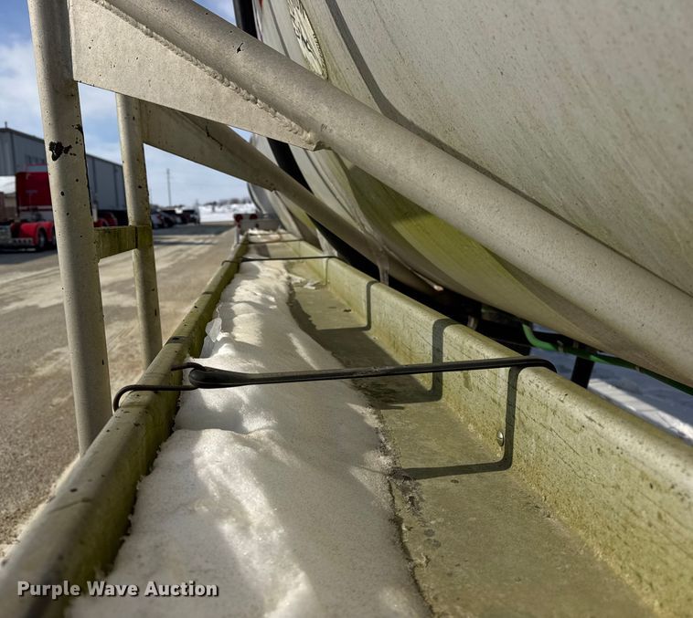 image for item ER0394 1998 Polar asphalt trailer