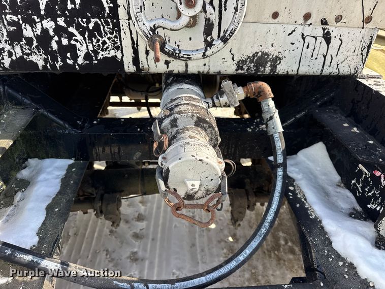 image for item ER0394 1998 Polar asphalt trailer