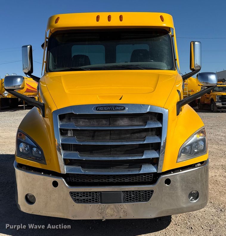 image for item ES5784 2021 Freightliner Cascadia 126 semi truck