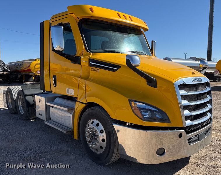 image for item ES5784 2021 Freightliner Cascadia 126 semi truck