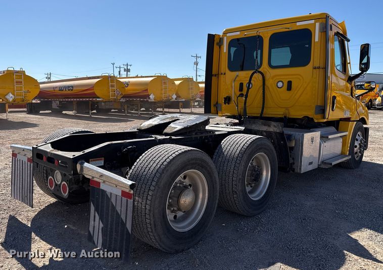 image for item ES5784 2021 Freightliner Cascadia 126 semi truck