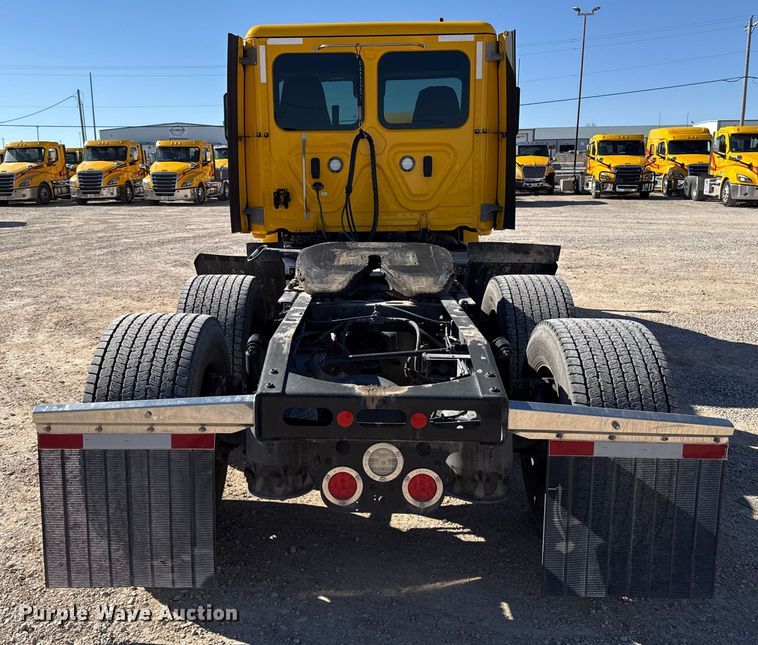 image for item ES5784 2021 Freightliner Cascadia 126 semi truck