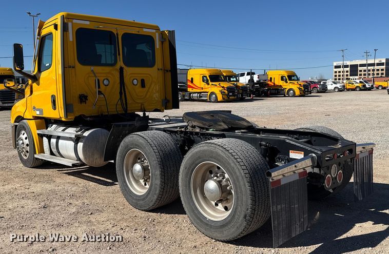 image for item ES5784 2021 Freightliner Cascadia 126 semi truck