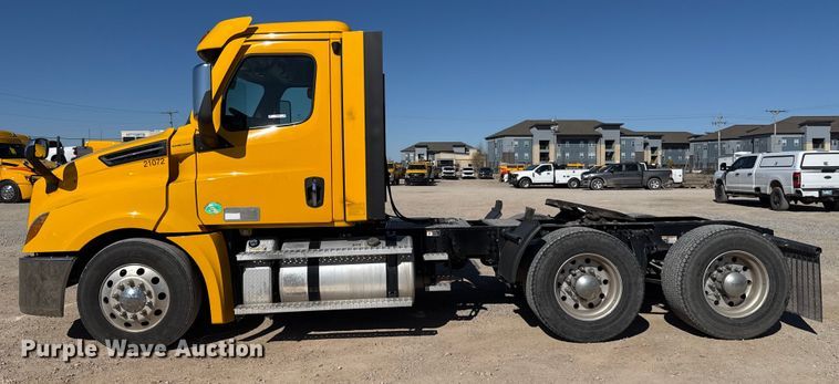 image for item ES5784 2021 Freightliner Cascadia 126 semi truck