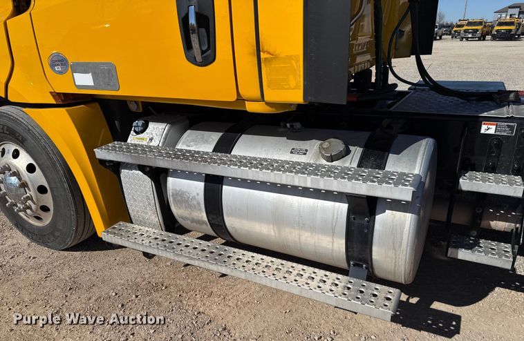 image for item ES5784 2021 Freightliner Cascadia 126 semi truck