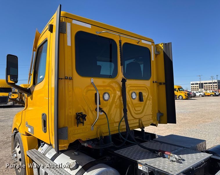 image for item ES5784 2021 Freightliner Cascadia 126 semi truck