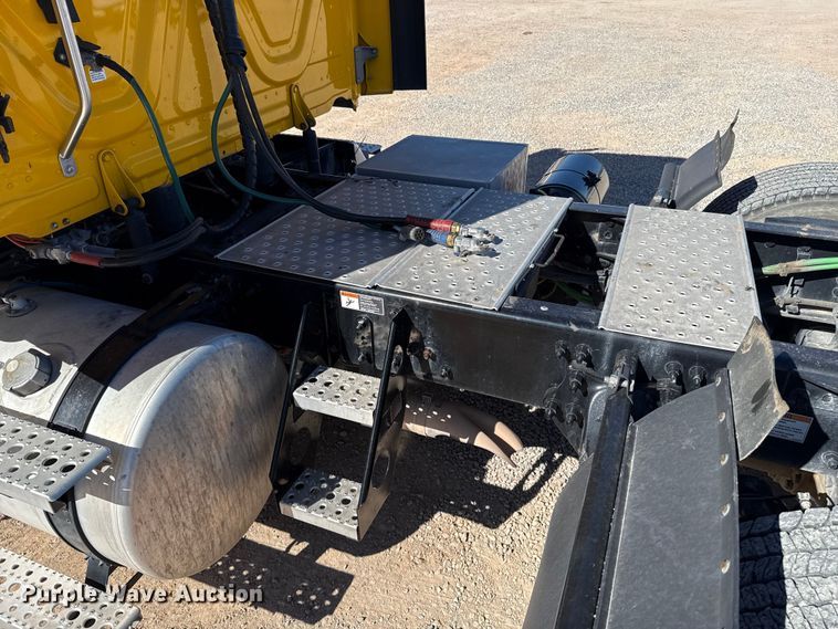 image for item ES5784 2021 Freightliner Cascadia 126 semi truck