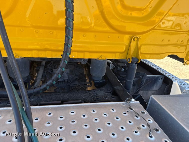 image for item ES5784 2021 Freightliner Cascadia 126 semi truck