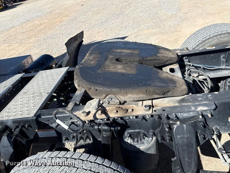 image for item ES5784 2021 Freightliner Cascadia 126 semi truck