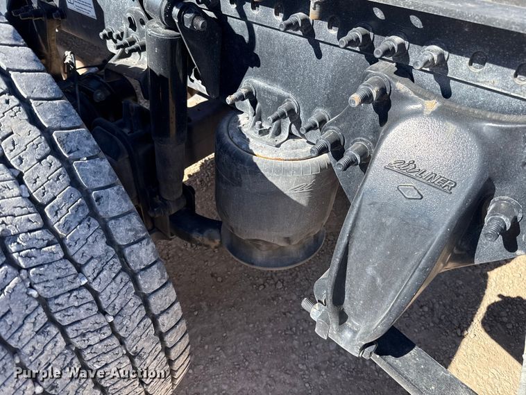 image for item ES5784 2021 Freightliner Cascadia 126 semi truck