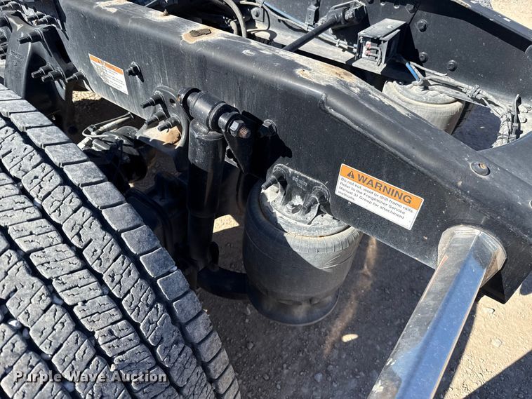 image for item ES5784 2021 Freightliner Cascadia 126 semi truck