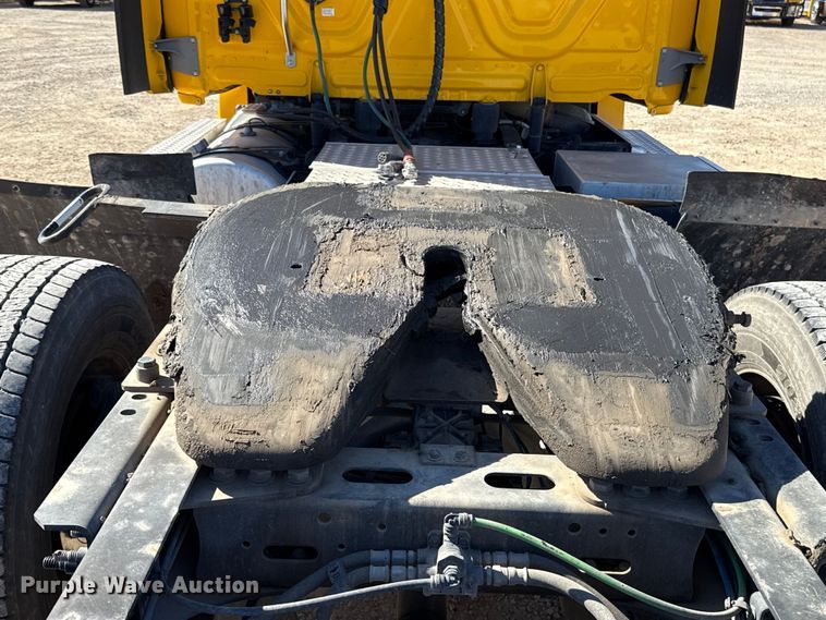 image for item ES5784 2021 Freightliner Cascadia 126 semi truck