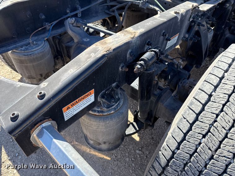 image for item ES5784 2021 Freightliner Cascadia 126 semi truck