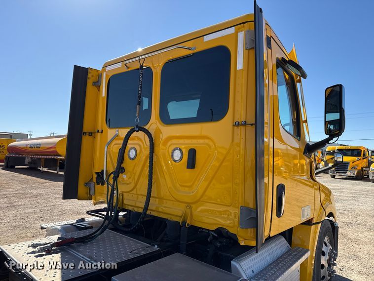 image for item ES5784 2021 Freightliner Cascadia 126 semi truck