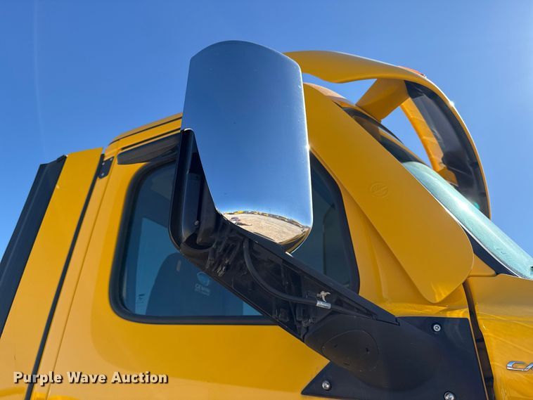 image for item ES5784 2021 Freightliner Cascadia 126 semi truck