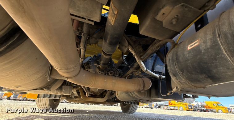 image for item ES5784 2021 Freightliner Cascadia 126 semi truck