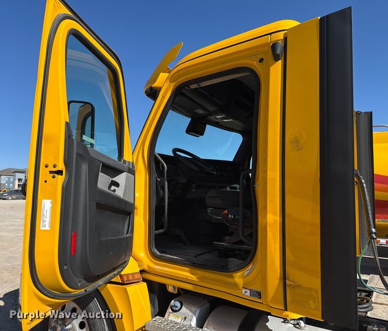 image for item ES5784 2021 Freightliner Cascadia 126 semi truck