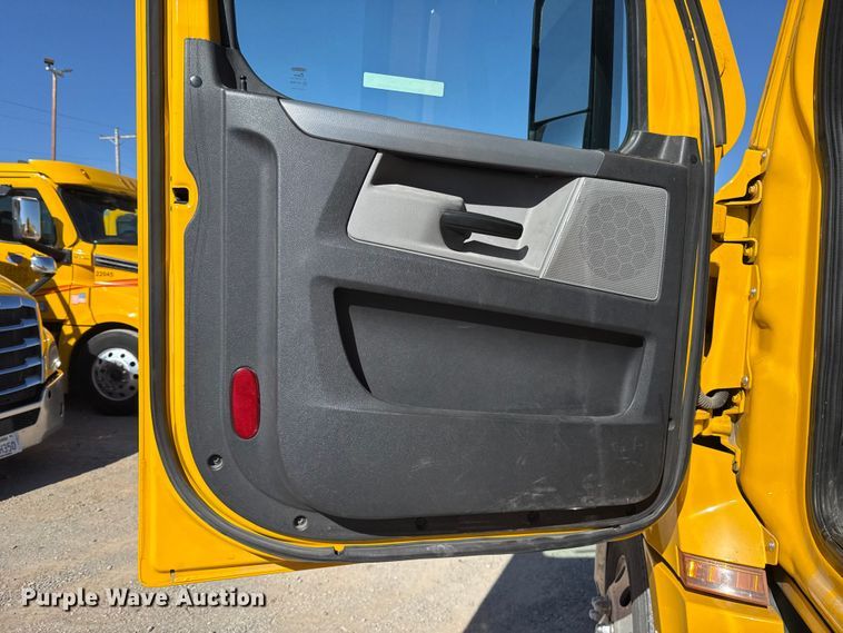 image for item ES5784 2021 Freightliner Cascadia 126 semi truck